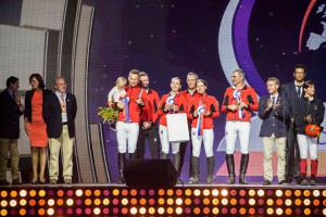 Slovenský tím si preberá ocenenie za 5. miesto v súťaži družstiev